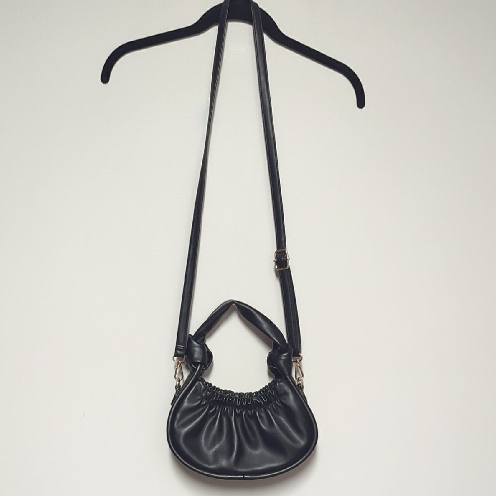 Elegant Black Crossbody Bag with Slouchy Design